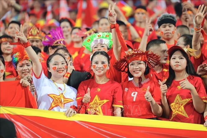 Khán giả đến sân cổ vũ cho đội tuyển Việt Nam. Ảnh: Minh Quyết - TTXVN
