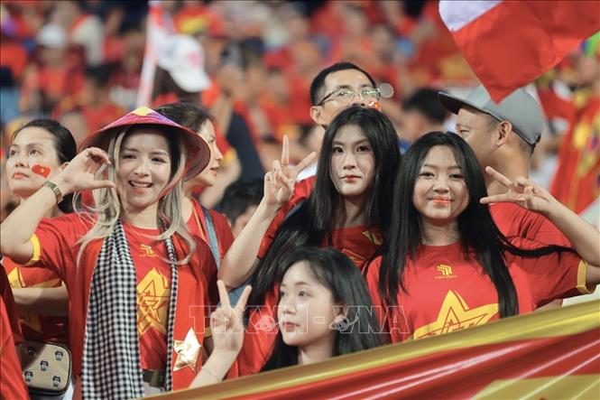 Khán giả đến sân cổ vũ cho đội tuyển Việt Nam. Ảnh: Minh Quyết - TTXVN