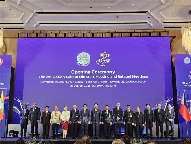 Thủ tướng Thái Lan Anutin Charnvirakul (giữa) chụp ảnh cùng các Bộ trưởng Lao động ASEAN và các đại biểu tham dự ALMM lần thứ 29. Ảnh: TTXVN phát