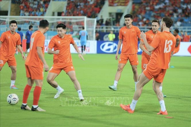 Hai đội khởi động trước trận đấu. Ảnh: Minh Quyết - TTXVN