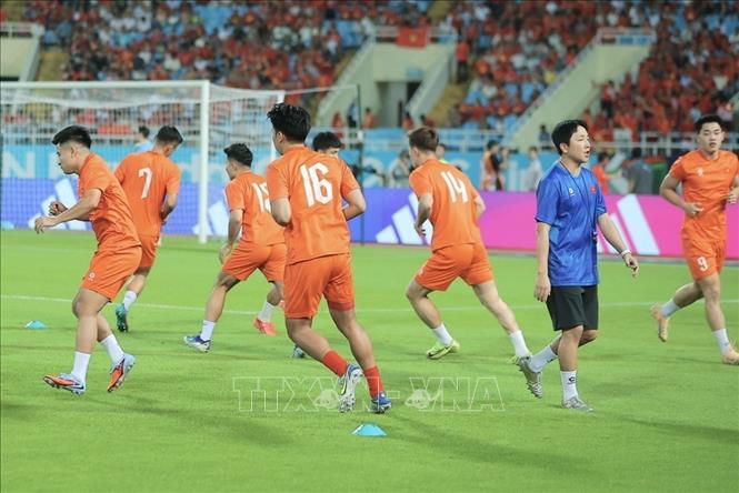 Hai đội khởi động trước trận đấu. Ảnh: Minh Quyết - TTXVN