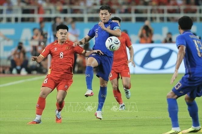 Pha tranh bóng giữa cầu thủ hai đội. Ảnh: Minh Quyết - TTXVN
