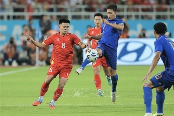 Pha tranh bóng giữa cầu thủ hai đội. Ảnh: Minh Quyết - TTXVN