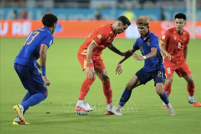 Pha đi bóng của Hoàng Hên. Ảnh: Minh Quyết - TTXVN