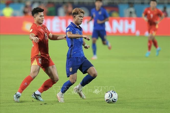 Pha tranh cướp của Tiến Anh. Ảnh: Minh Quyết - TTXVN