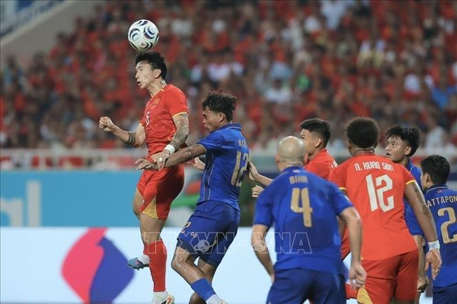 Pha bật cao đánh đầu của Đoàn Văn Hậu. Ảnh: Minh Quyết - TTXVN