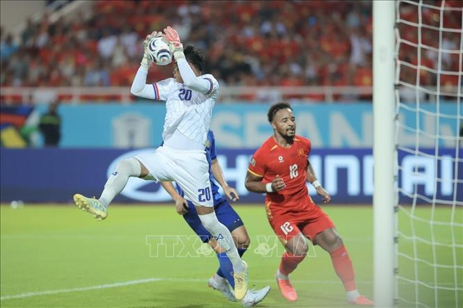 Pha bắt bóng chính xác của thủ thành bên phía Thái Lan. Ảnh: Minh Quyết - TTXVN