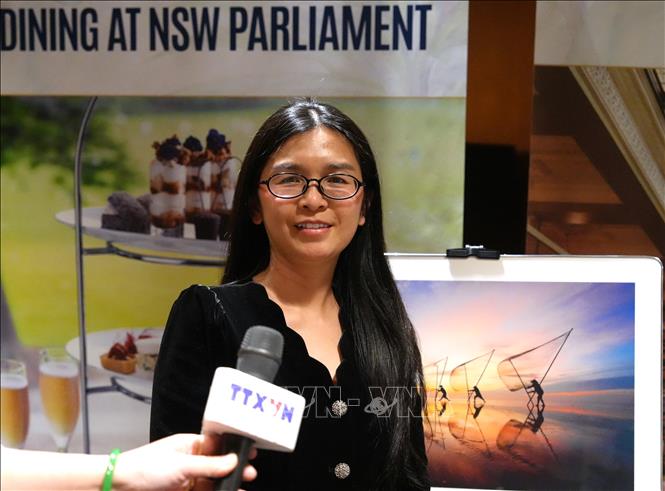 Bà Iris Trân Nguyễn, Phó Chủ tịch Hội đồng Kinh doanh Australia – Việt Nam, trả lời phỏng vấn PV TTXVN tại Australia.  Ảnh: Lê Đạt - PV TTXVN tại Australia