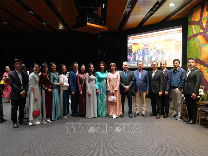 Cán bộ Đại sứ quán Việt Nam tại Australia và Tổng lãnh sự quán Việt Nam tại Sydney chụp ảnh lưu niệm.  Ảnh: Lê Đạt - PV TTXVN tại Australia