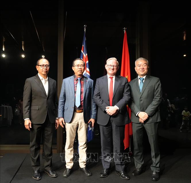 Đại sứ Việt Nam tại Australia Phạm Hùng Tâm (thứ hai, từ trái sang) và Tổng Lãnh sự Việt Nam phụ trách bang New South Wales, bang Queensland và bang Nam Australia Nguyễn Thanh Tùng (ngoài cùng bên phải) chụp ảnh lưu niệm cùng Chủ tịch Thượng viện bang New South Wales Ben Franklin (thứ 3 từ trái sang) tại sự kiện. Ảnh: Lê Đạt - PV TTXVN tại Australia.