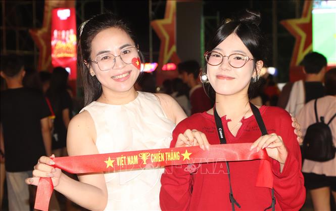 Cổ động viên Cà Mau hướng về đội nhà. Ảnh: Tuấn Phi - TTXVN