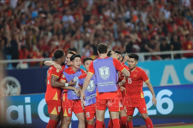 Đội tuyển Việt Nam ăn mừng bàn thắng san bằng tỷ số 1 - 1 của Đỗ Hoàng Hên ở phút 52. Ảnh: Minh Quyết - TTXVN