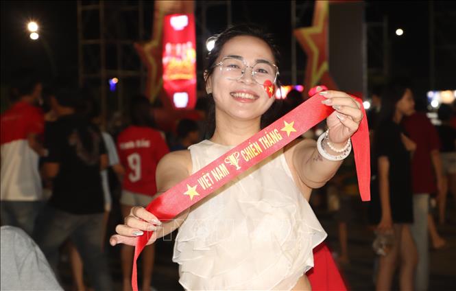Cổ động viên Cà Mau hướng về đội nhà. Ảnh: Tuấn Phi - TTXVN