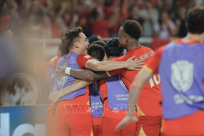 Đội tuyển Việt Nam ăn mừng bàn thắng san bằng tỷ số 1 - 1 của Đỗ Hoàng Hên ở phút 52. Ảnh: Minh Quyết - TTXVN