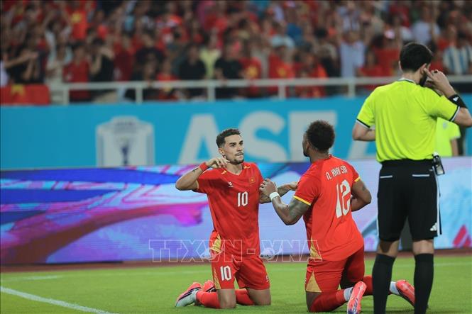 Hoàng Hên và Xuân Son ăn mừng bàn thắng san bằng tỷ số 1 - 1 cho đội tuyển Việt Nam ở phút 52. Ảnh: Minh Quyết - TTXVN