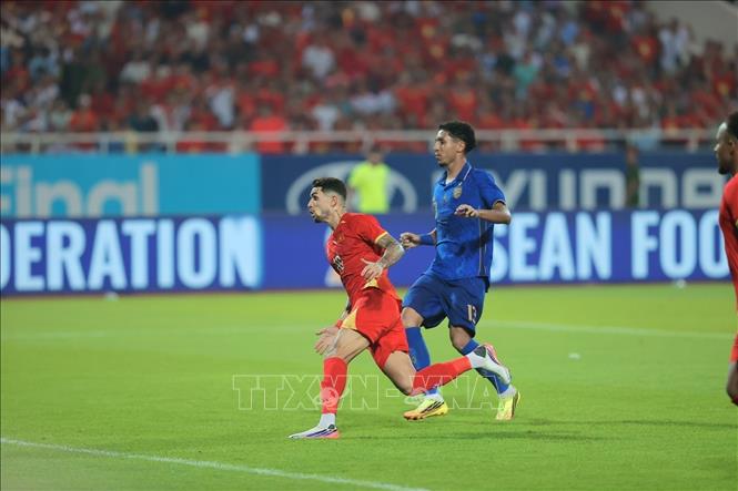 Đỗ Hoàng Hên ghi bàn san bằng tỷ số 1 - 1 cho đội tuyển Việt Nam ở phút 52. Ảnh: Minh Quyết - TTXVN