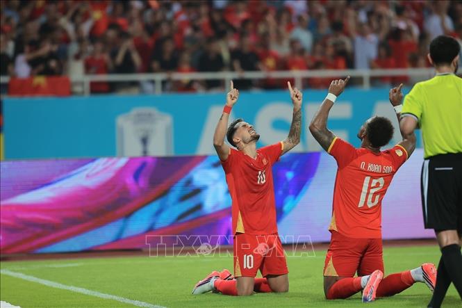 Hoàng Hên và Xuân Son ăn mừng bàn thắng san bằng tỷ số 1 - 1 cho đội tuyển Việt Nam ở phút 52. Ảnh: Minh Quyết - TTXVN