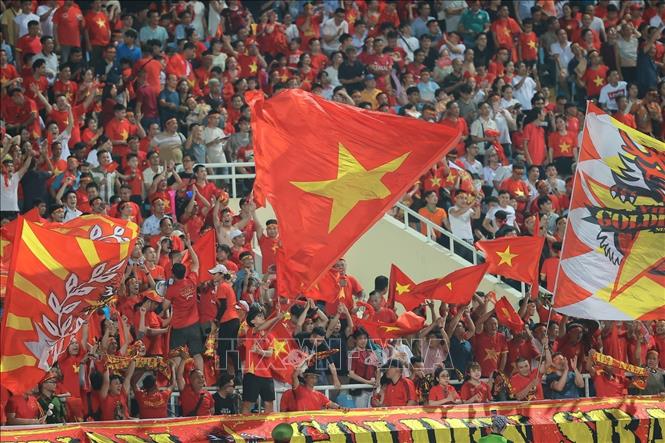 Niềm vui bùng nổ trên sân Mỹ Đình khi Đỗ Hoàng Hên ghi bàn quan trọng cân bằng tỷ số cho đội tuyển Việt Nam. Ảnh: Minh Quyết - TTXVN