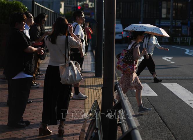 Người dân che ô tránh nắng nóng tại Tokyo, Nhật Bản. Ảnh: THX/TTXVN phát