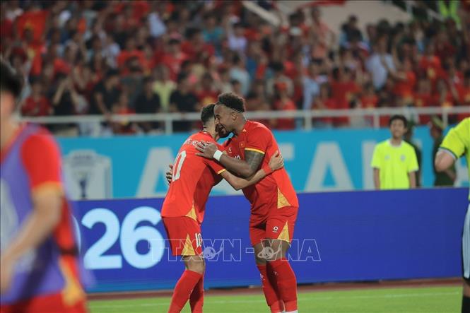 Hoàng Hên và Xuân Son ăn mừng bàn thắng san bằng tỷ số 1 - 1 cho đội tuyển Việt Nam ở phút 52. Ảnh: Minh Quyết - TTXVN