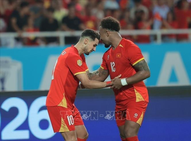 Hoàng Hên và Xuân Son ăn mừng bàn thắng san bằng tỷ số 1 - 1 cho đội tuyển Việt Nam ở phút 52. Ảnh: Minh Quyết - TTXVN