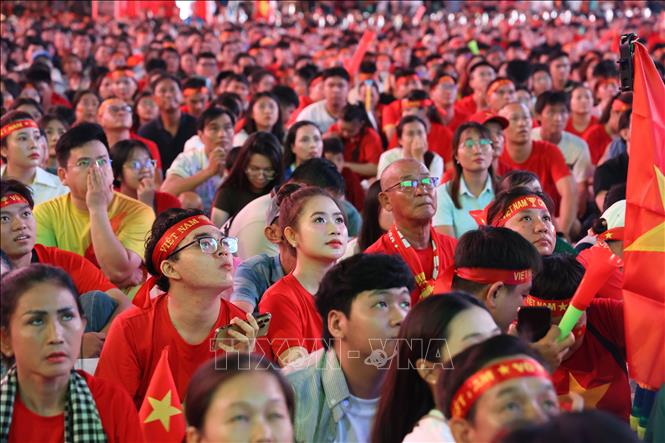 Không khí trầm lắng của người hâm mộ TP. Hồ Chí Minh khi đội nhà bị Thái Lan dẫn trước 1-0. Ảnh: Hồng Đạt - TTXVN