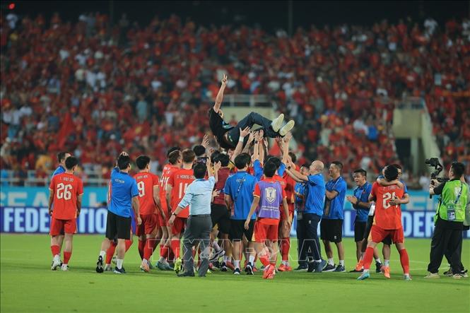 Các tuyển thủ Việt Nam phấn khích tung bổng HLV Kim Sang Sik. Ảnh: Minh Quyết - TTXVN