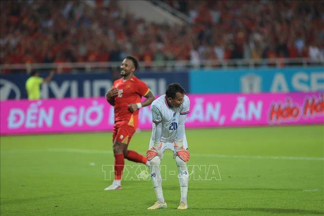 Đội tuyển Thái Lan đã rất nỗ lực nhưng không thể làm được gì hơn để ngăn cản đội tuyển Việt Nam bước lên ngôi vương. Ảnh: Minh Quyết - TTXVN
