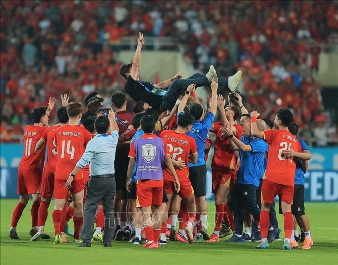 Các tuyển thủ Việt Nam vui sướng tung bổng HLV Kim Sang Sik - vị 