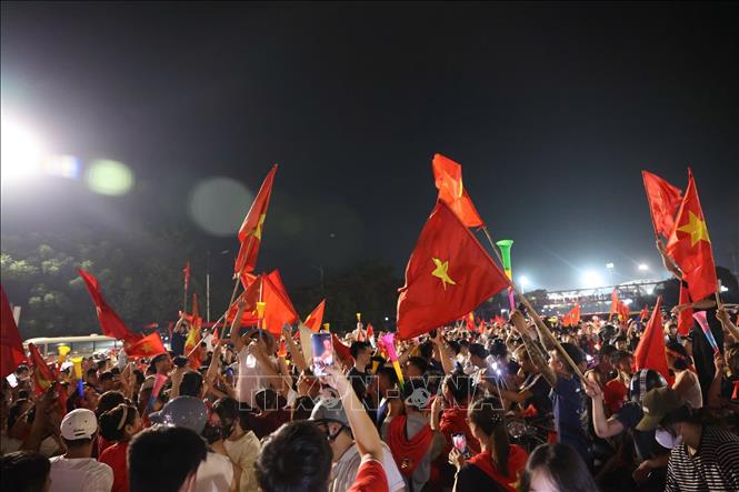 Người hâm mộ đổ ra khắp các nẻo đường ăn mừng chiến thắng. Ảnh: Quốc Khánh - TTXVN