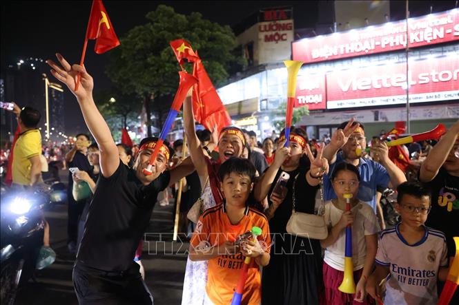Người hâm mộ ăn mừng chiến thắng tuyệt vời của đội tuyển Việt Nam. Ảnh: Quốc Khánh - TTXVN