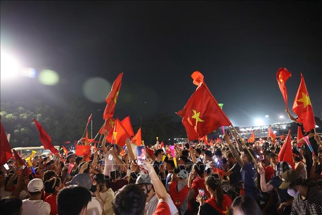Người dân Thủ đô tập trung quanh khu vực sân Mỹ Đình ăn mừng chiến thắng. Ảnh: Quốc Khánh - TTXVN