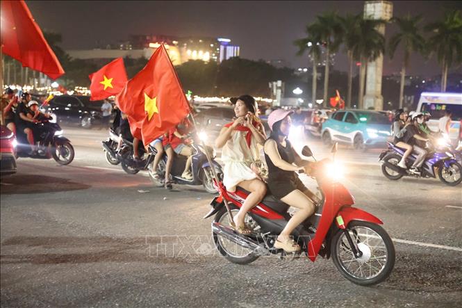 Người dân Thủ đô đổ ra khắp nẻo đường ăn mừng chiến thắng của đội tuyển Việt Nam. Ảnh: Quốc Khánh - TTXVN