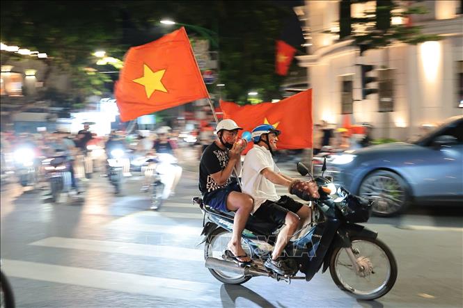 Người dân Thủ đô đổ ra khắp nẻo đường ăn mừng chiến thắng của đội tuyển Việt Nam. Ảnh: Lê Đông - TTXVN