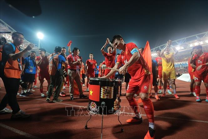 Đội trưởng Quang Hải phấn khích cùng đồng đội ăn mừng chức vô địch. Ảnh: Minh Quyết - TTXVN