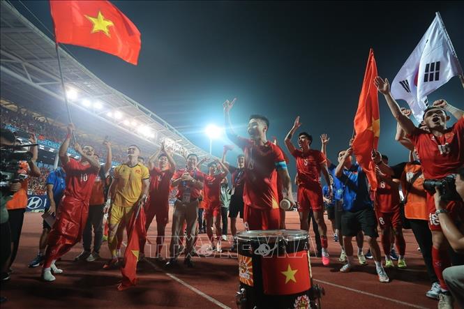 Đội trưởng Quang Hải phấn khích cùng đồng đội ăn mừng chức vô địch. Ảnh: Minh Quyết - TTXVN