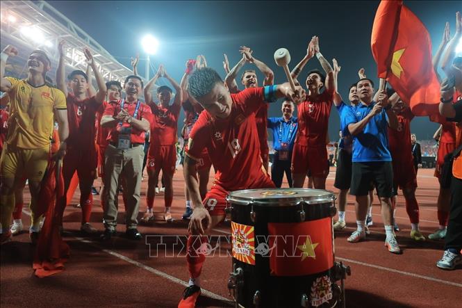 Đội trưởng Quang Hải phấn khích cùng đồng đội ăn mừng chức vô địch. Ảnh: Minh Quyết - TTXVN