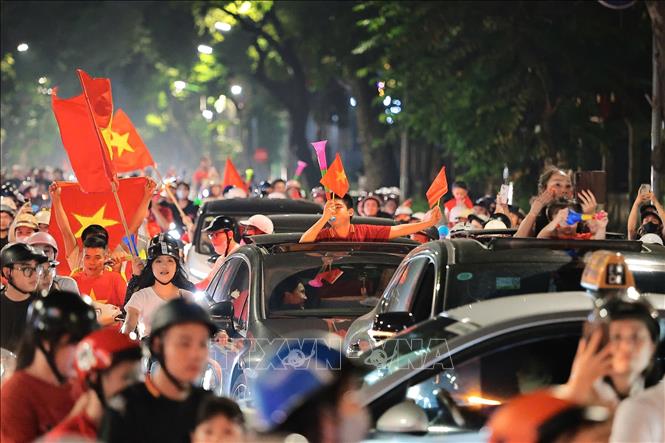 Người dân Thủ đô đổ ra khắp nẻo đường ăn mừng chiến thắng của đội tuyển Việt Nam. Ảnh: Lê Đông - TTXVN
