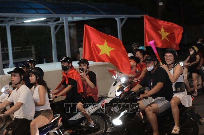 Người dân Thủ đô đổ ra khắp nẻo đường ăn mừng chiến thắng của đội tuyển Việt Nam. Ảnh: Thành Phương - TTXVN