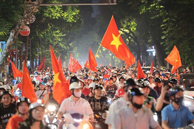 Người dân Thủ đô đổ ra khắp nẻo đường ăn mừng chiến thắng của đội tuyển Việt Nam. Ảnh: Lê Đông - TTXVN