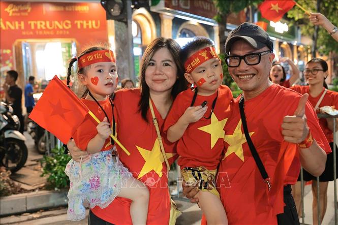 Cả nhà ăn mừng chiến thắng của đội tuyển Việt Nam. Ảnh: Lê Đông - TTXVN