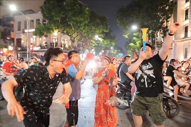 Người dân Thủ đô đổ ra khắp nẻo đường ăn mừng chiến thắng của đội tuyển Việt Nam. Ảnh: Lê Đông - TTXVN
