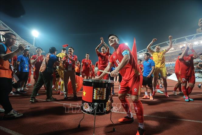 Niềm vui vô bờ bến của đội trưởng Quang Hải và các tuyển thủ Việt Nam. Ảnh: Minh Quyết - TTXVN