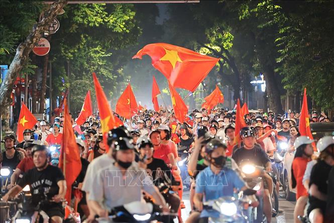 Người dân Thủ đô đổ ra khắp nẻo đường ăn mừng chiến thắng của đội tuyển Việt Nam. Ảnh: Lê Đông - TTXVN