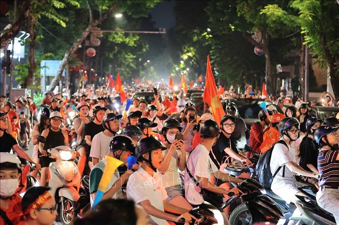 Người dân Thủ đô đổ ra khắp nẻo đường ăn mừng chiến thắng của đội tuyển Việt Nam. Ảnh: Lê Đông - TTXVN