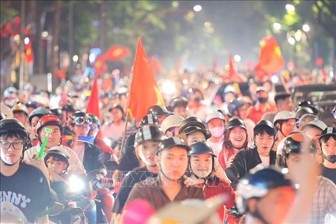 Người dân Thủ đô đổ ra khắp nẻo đường ăn mừng chiến thắng của đội tuyển Việt Nam. Ảnh: Lê Đông - TTXVN