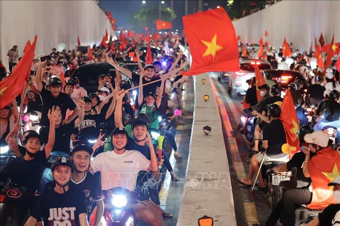 Dòng người đổ về các tuyến phố trung tâm ngày càng đông, Hà Nội có một đêm không ngủ ăn mừng chiến thắng của đội tuyển Việt Nam. Ảnh: Phạm Tuấn Anh - TTXVN
