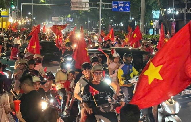 Dòng người đổ về các tuyến phố trung tâm ngày càng đông, Hà Nội có một đêm không ngủ ăn mừng chiến thắng của đội tuyển Việt Nam. Ảnh: An Đăng - TTXVN 