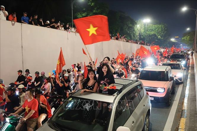 Dòng người đổ về các tuyến phố trung tâm ngày càng đông, Hà Nội có một đêm không ngủ ăn mừng chiến thắng của đội tuyển Việt Nam. Ảnh: Phạm Tuấn Anh - TTXVN