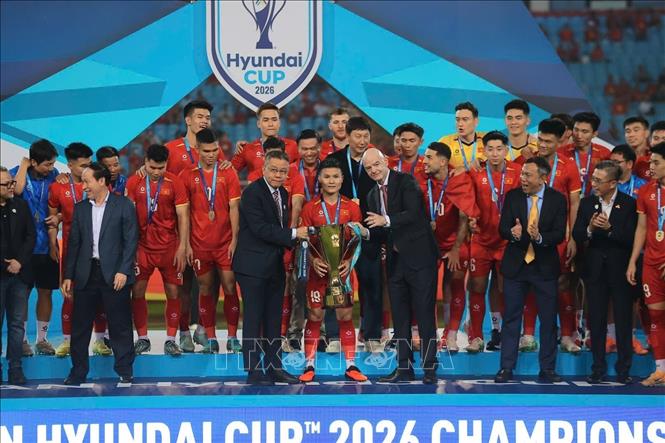 Chủ tịch FIFA Gianni Infantino trao cúp vô địch ASEAN Cup 2026 cho đội tuyển Việt Nam. Ảnh: Minh Quyết - TTXVN